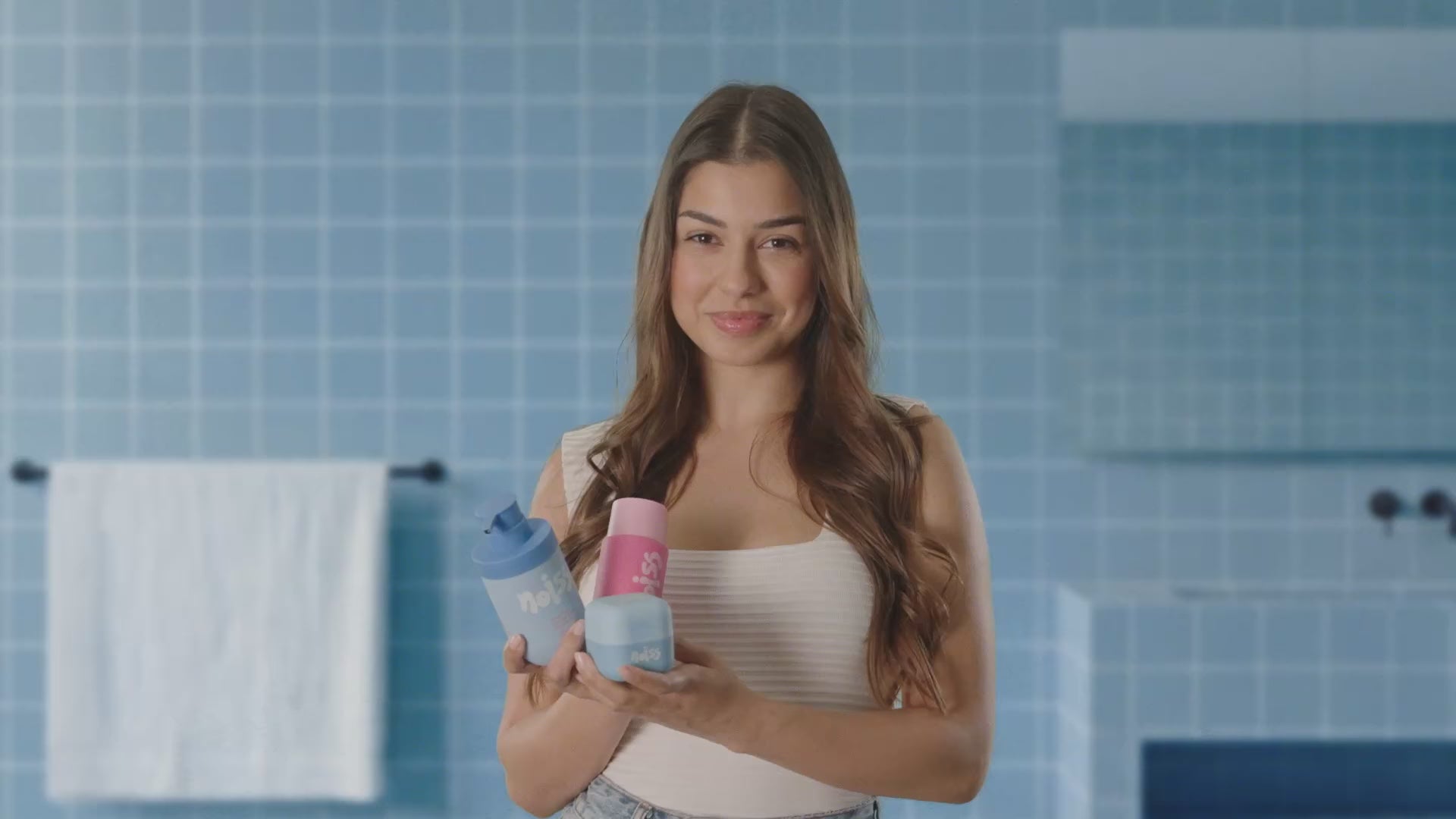 Γυναίκα παρουσιάζει τη ρουτίνα NOISS Night Mode - cleanser, toner, sleeping mask