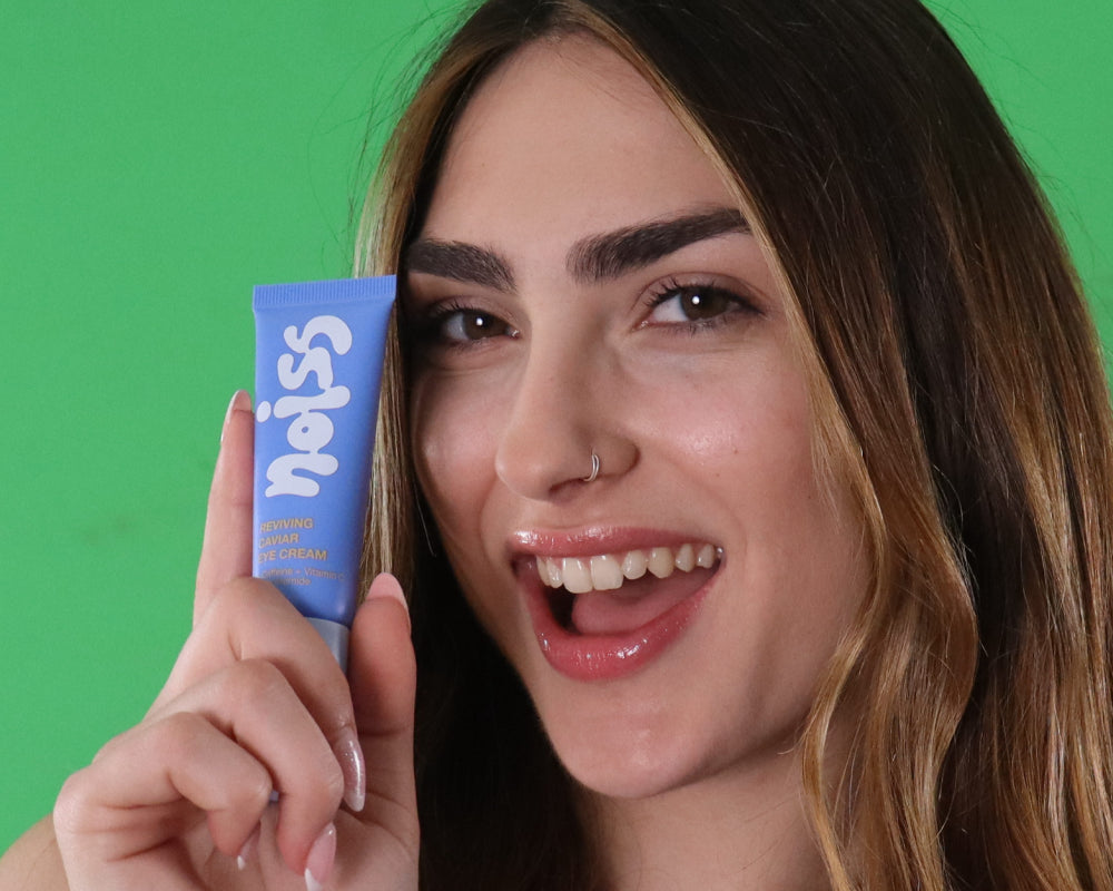 Δημιουργός κρατάει NOISS Reviving Caviar Eye Cream